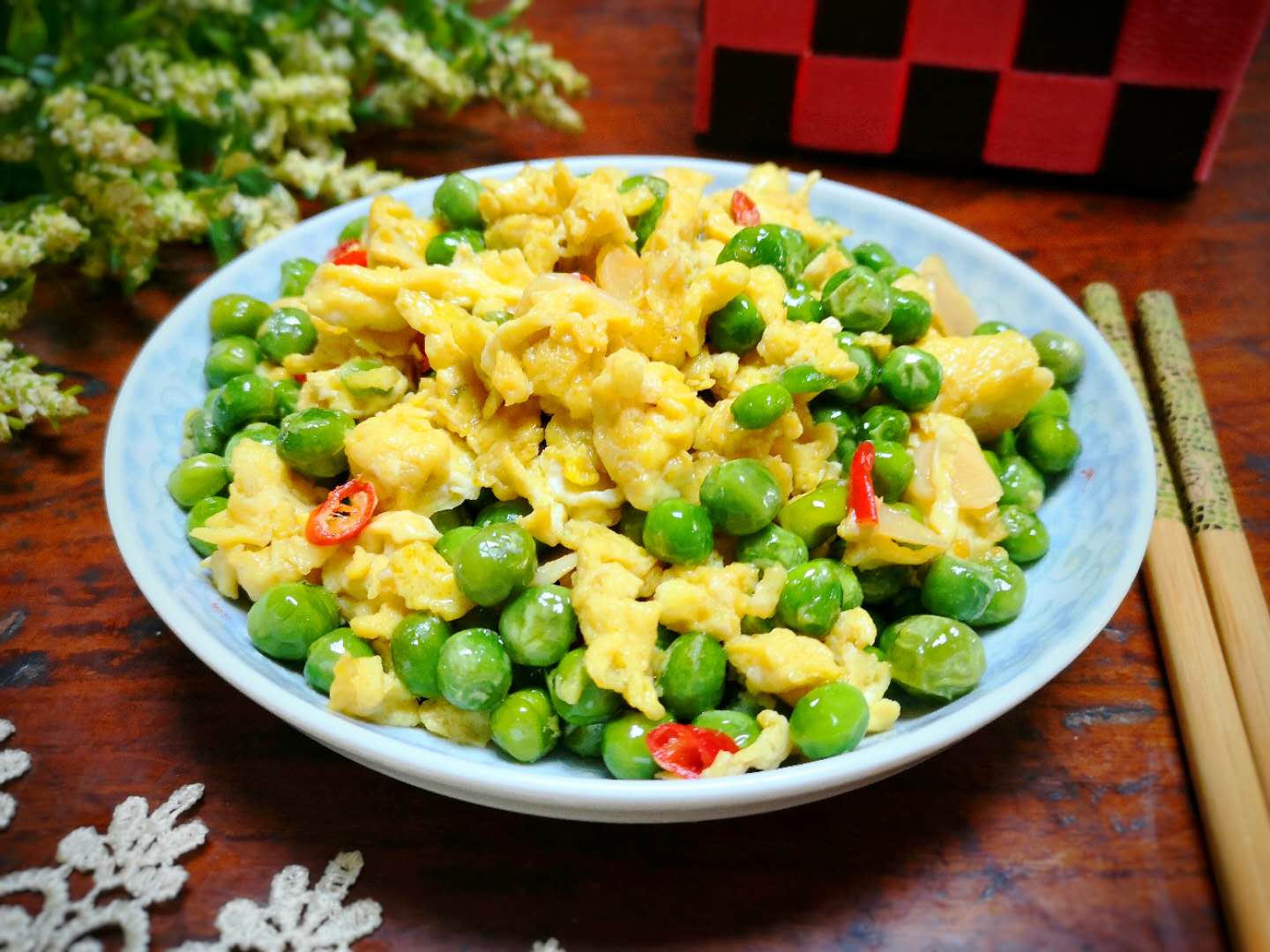 Fried green peas with eggs recipe