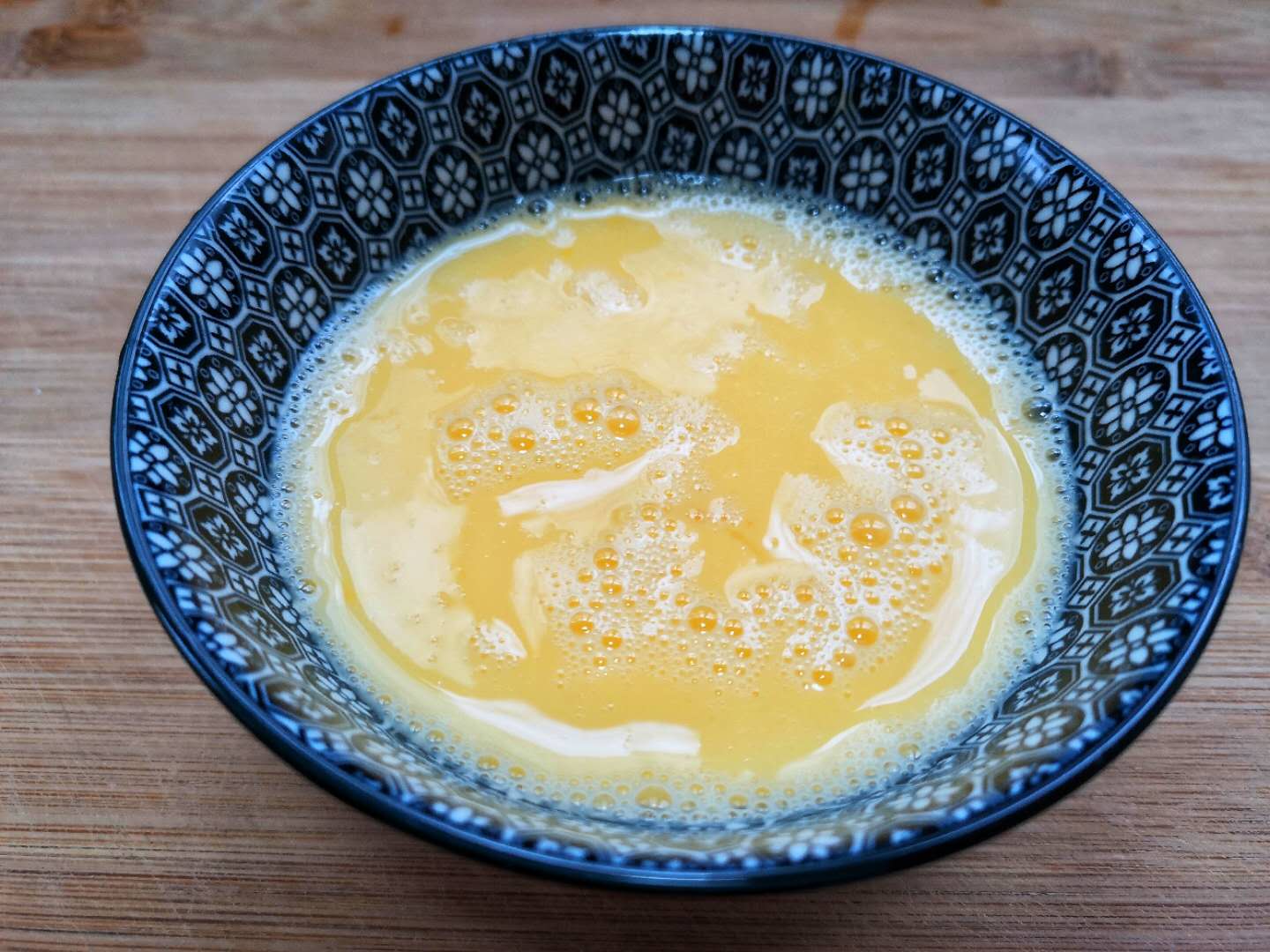 Stir the eggs into egg liquid.