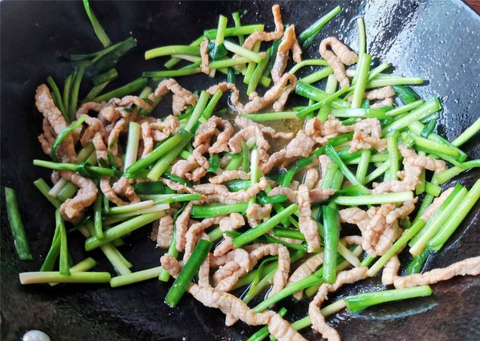 Stir Fried Garlic Chives with Shredded Pork - Easyfoodcook