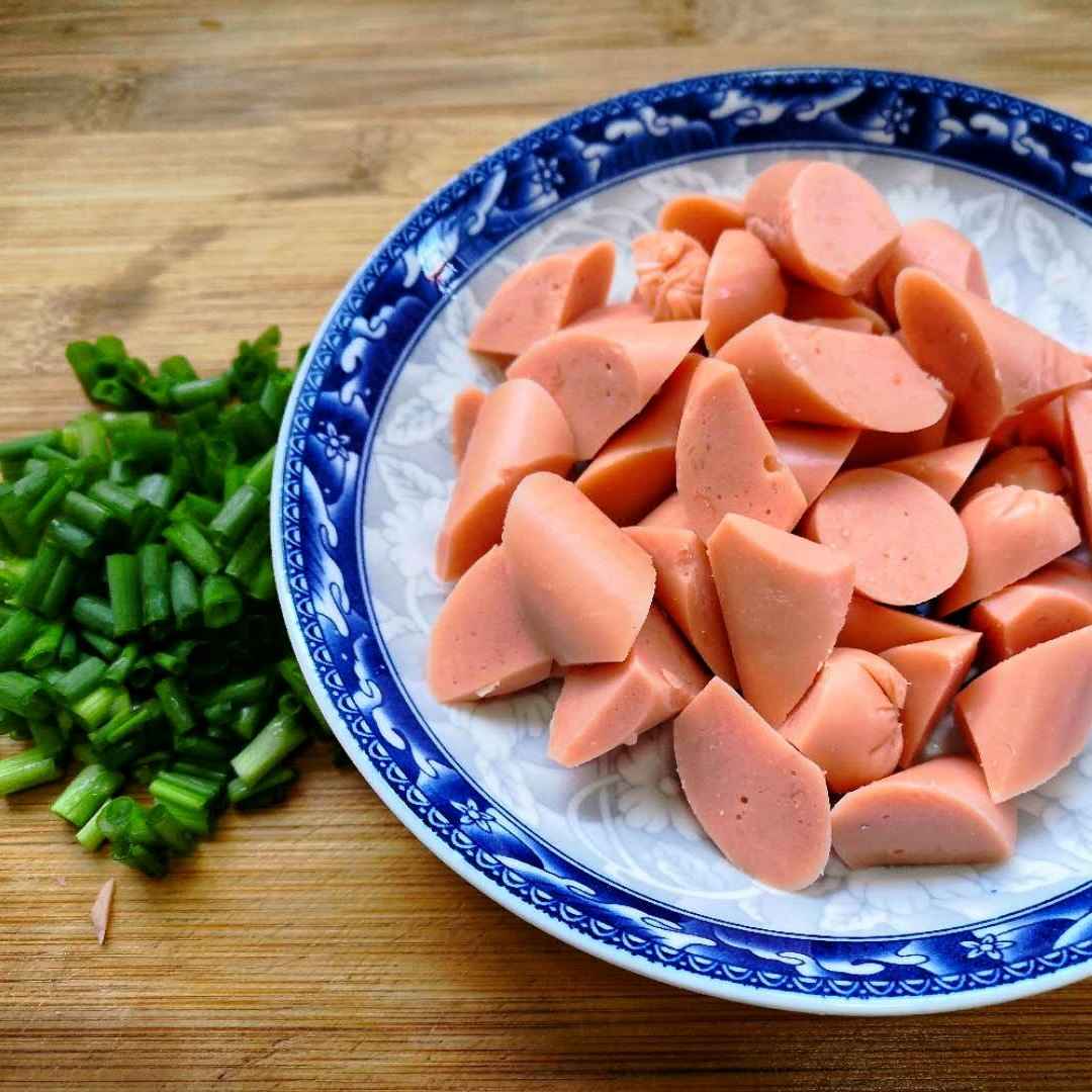 Cut the ham into small pieces. Wash and chop the chives.