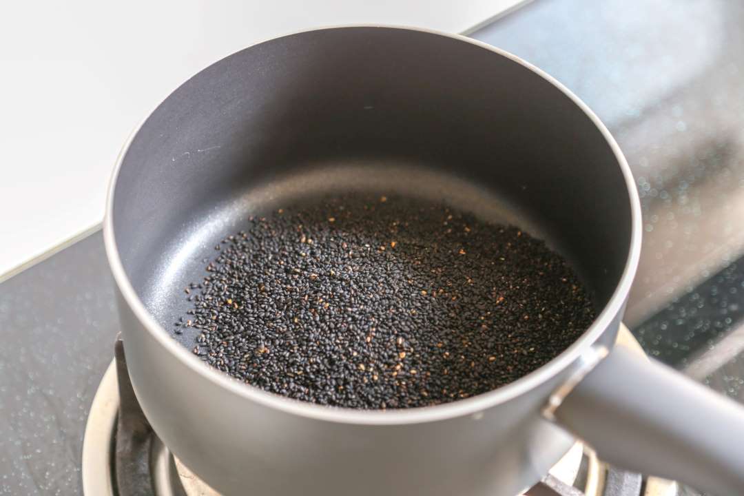 Put the raw black sesame seeds into the pan and sauté over low heat until they are fragrant and crispy.
