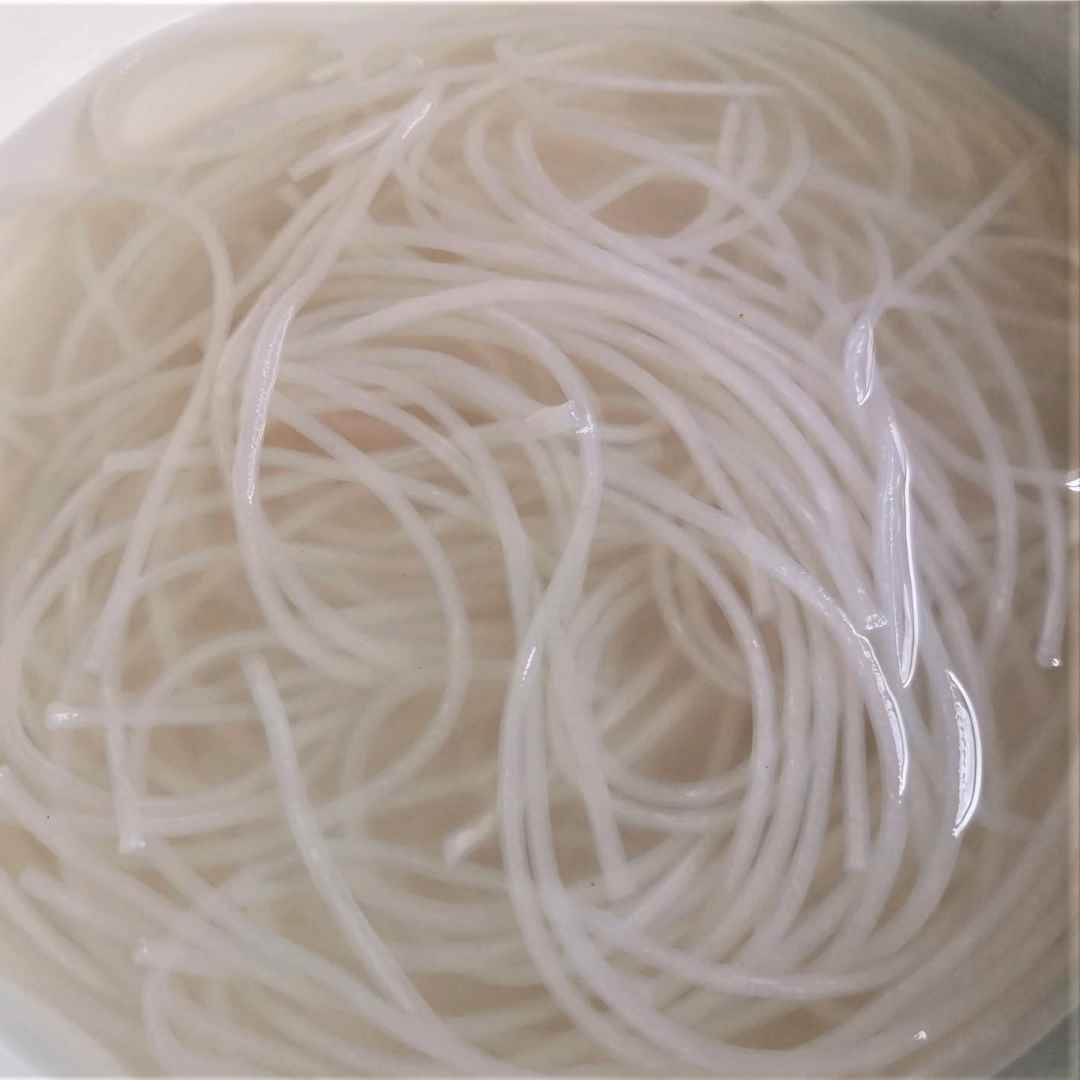 Soak the sweet potato vermicelli in warm water for about half an hour, soak the vermicelli until it is completely soft.