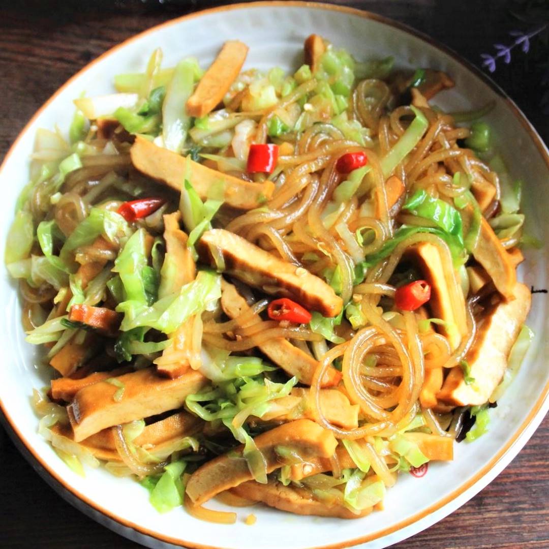 Cabbage and smoked bean curd stir-fry with sweet potato vermicelli 08