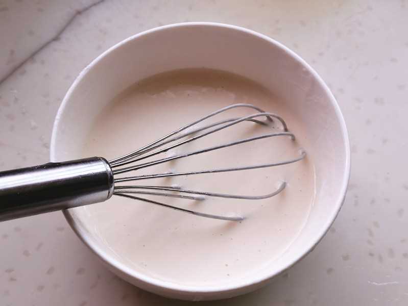 Pour 30 grams of flour into a bowl