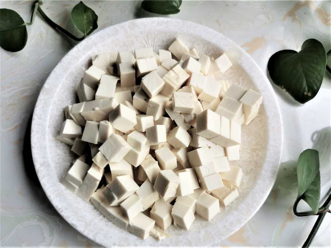 Cut the tofu into small cubes