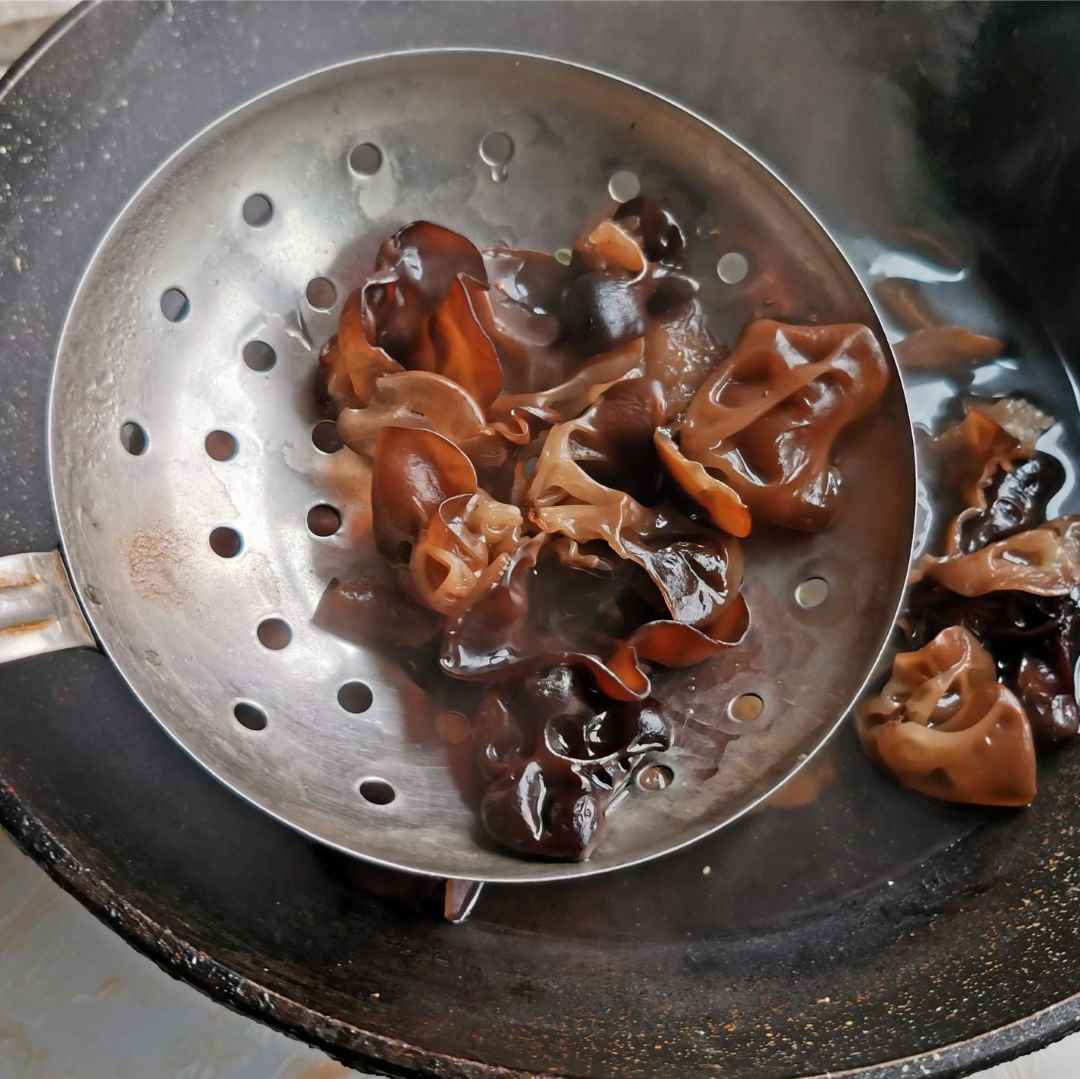 pour black fungus into the pot and cook for about 1 minute