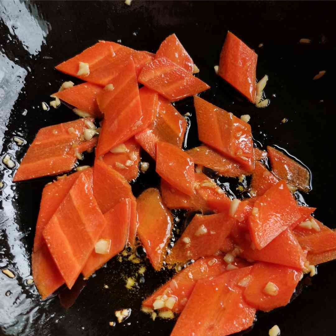 Pour carrot slices and stir-fry until the color becomes dark red
