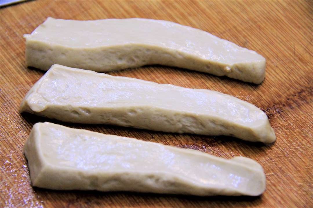 Open the dough on the panel and cut into strips.