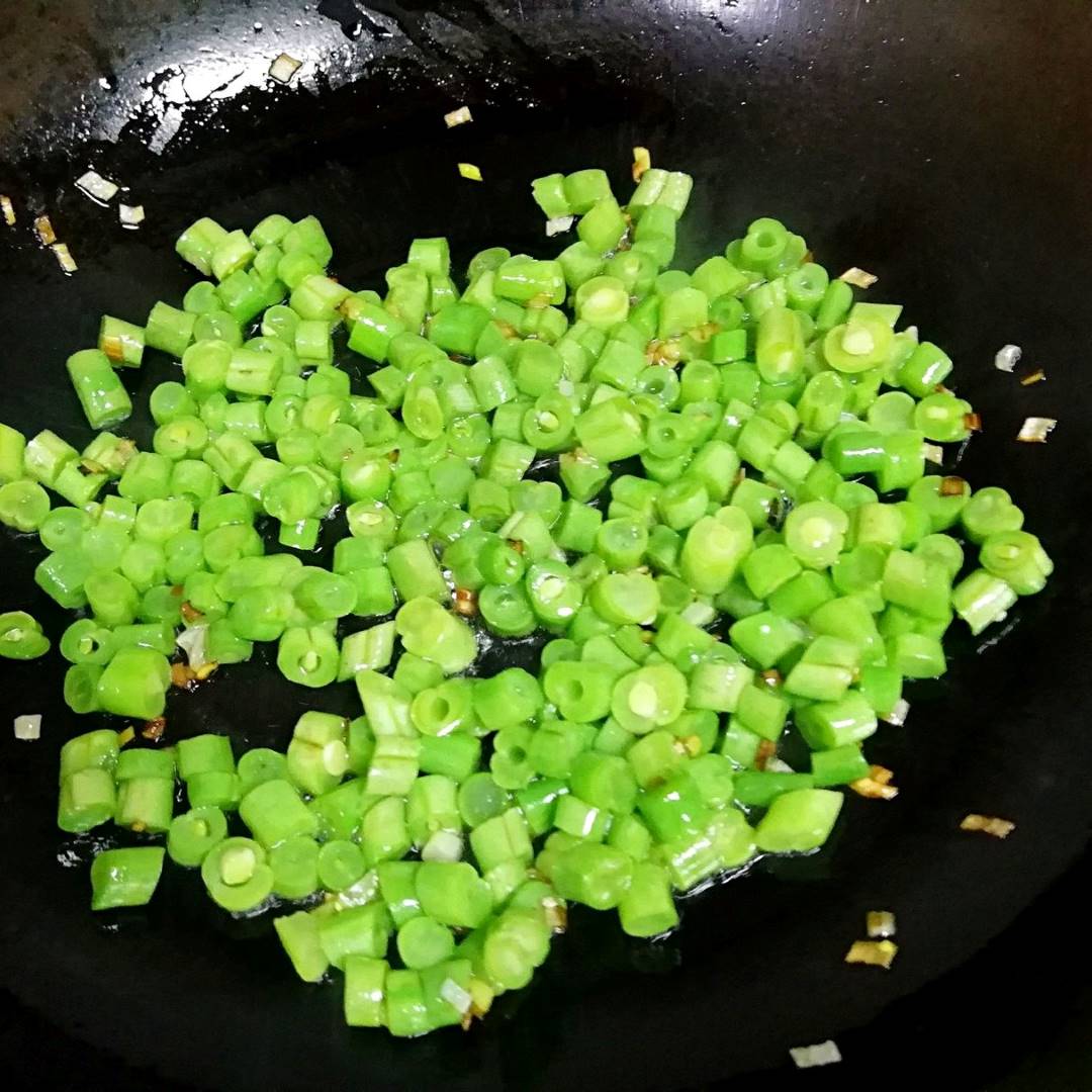 Pour the green beans and sauté until they change color