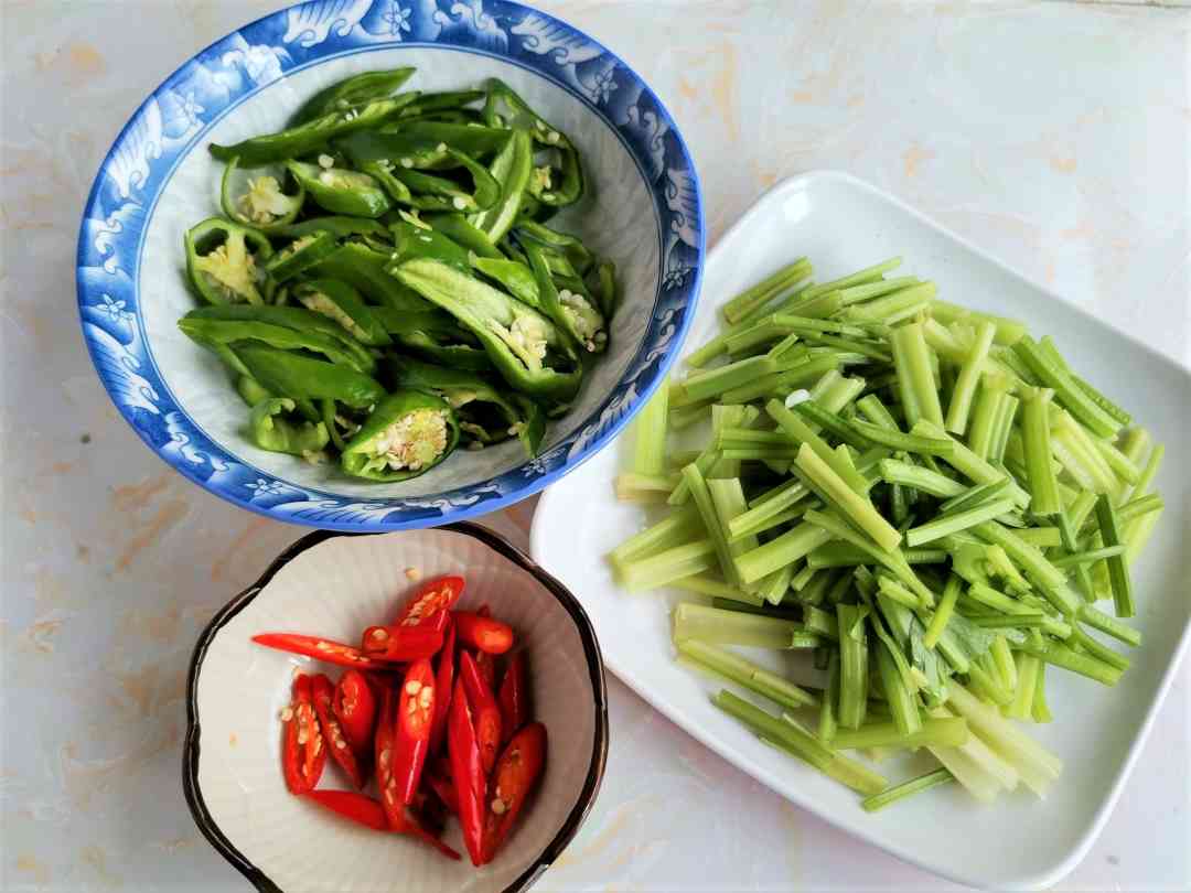 Cut celery, green pepper and hot pepper.