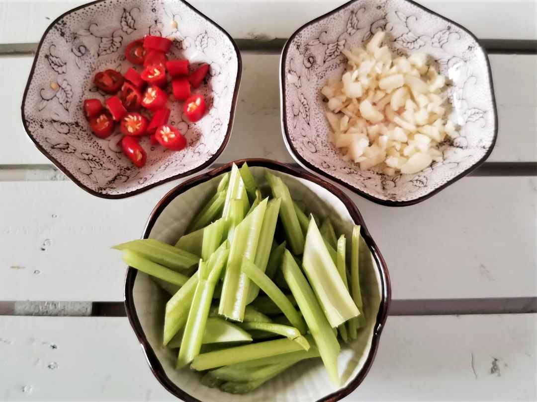 Chop garlic, chili peppers and celery.