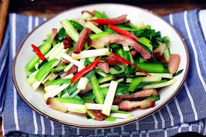 Stir-fried Chinese bacon and leek china food recipe 2022