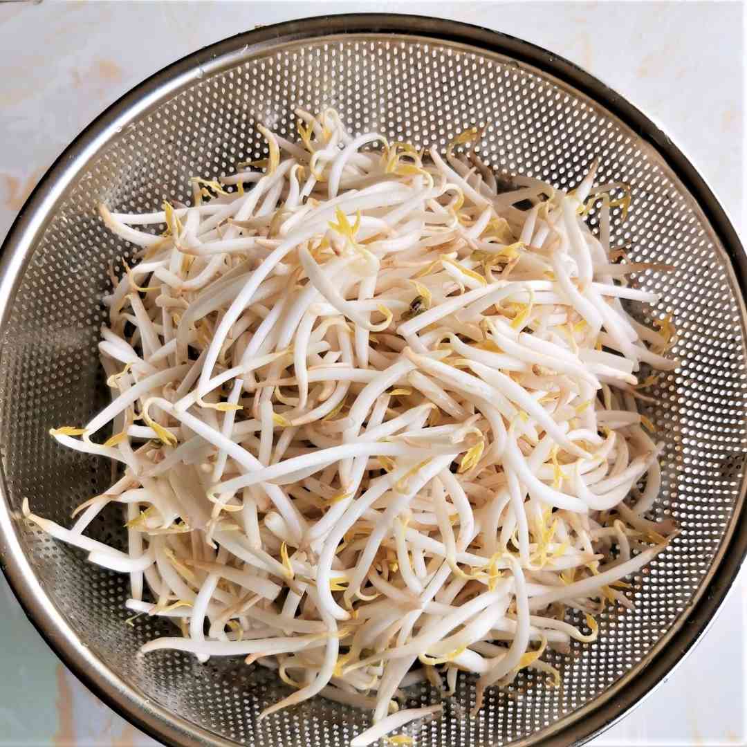 Wash the bean sprouts.