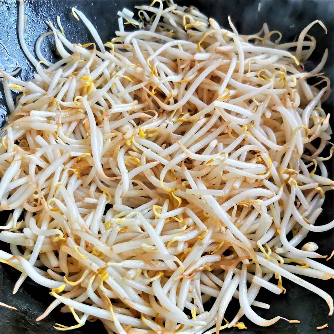 pour bean sprouts and stir-fry over high heat.
