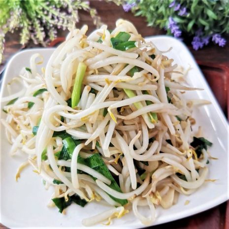 Stir-fried bean sprouts and Chinese leek healthy vegetarian food