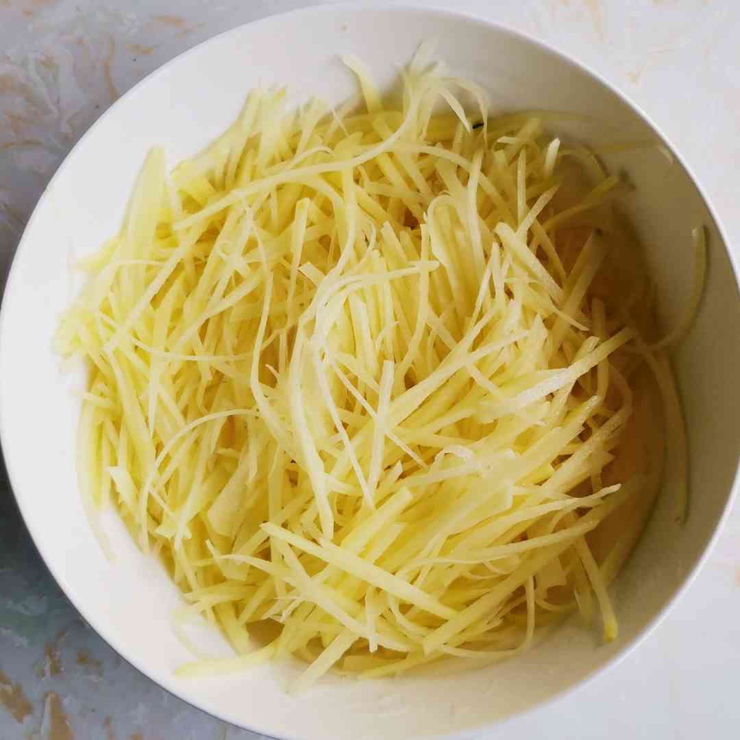 Stir-fried shredded potatoes with celery recipe 2