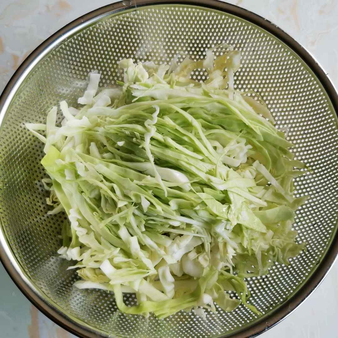 Cut cabbage into shreds.