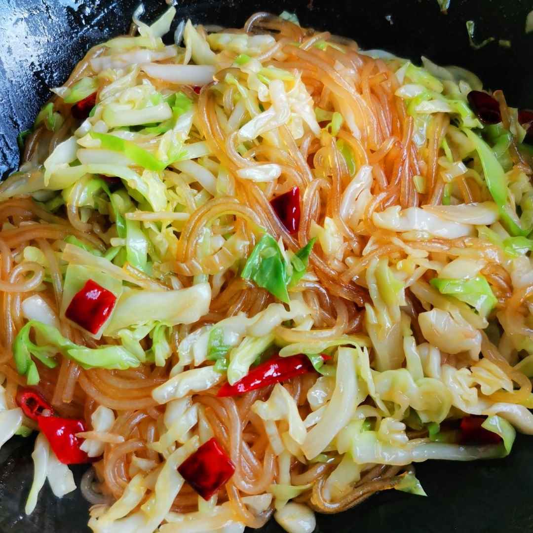 Add the vermicelli, add salt, pour a few drops of rice vinegar, stir-fry quickly for 1-2 minutes on high heat.