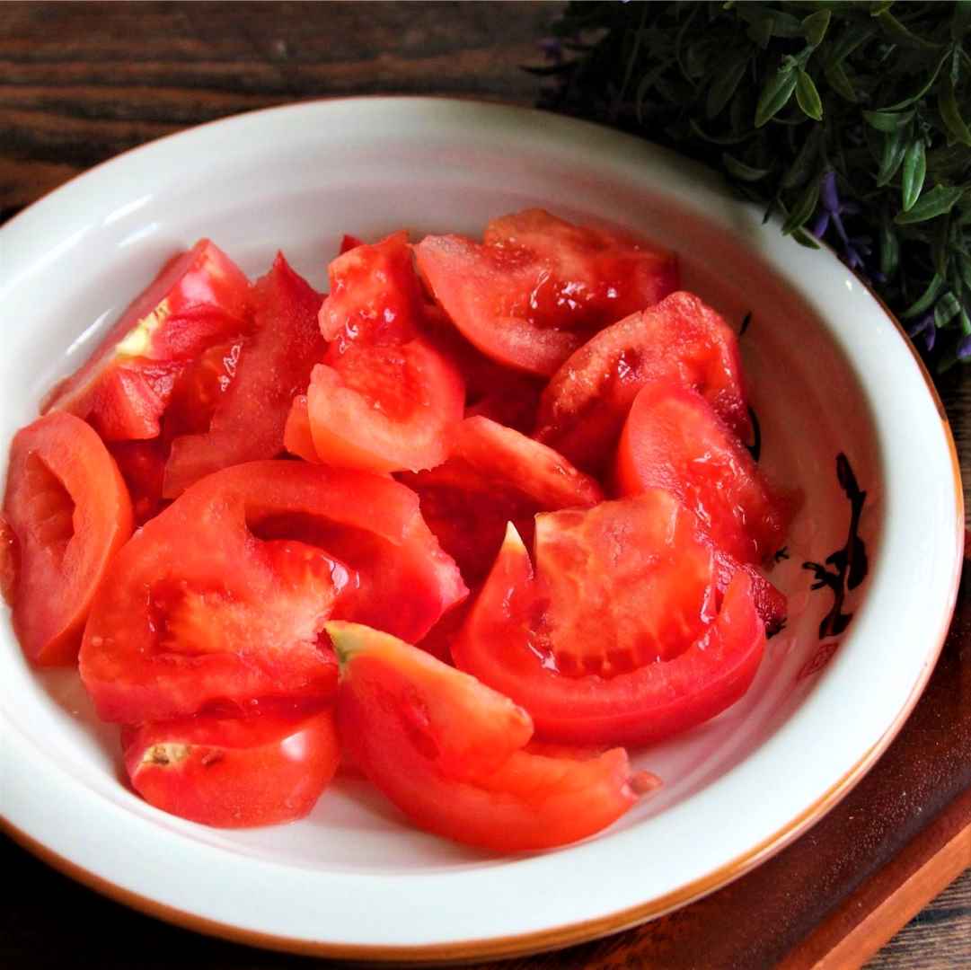 Cut tomatoes into pieces.