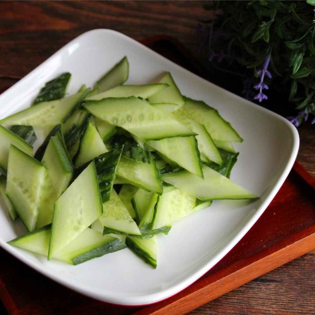 Cut the cucumber into diamond-shaped slices, thin and even.