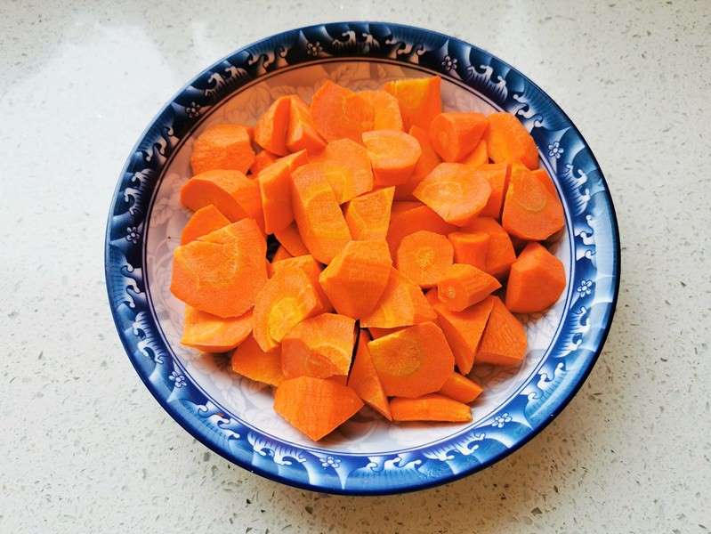 Peel carrots and cut into pieces