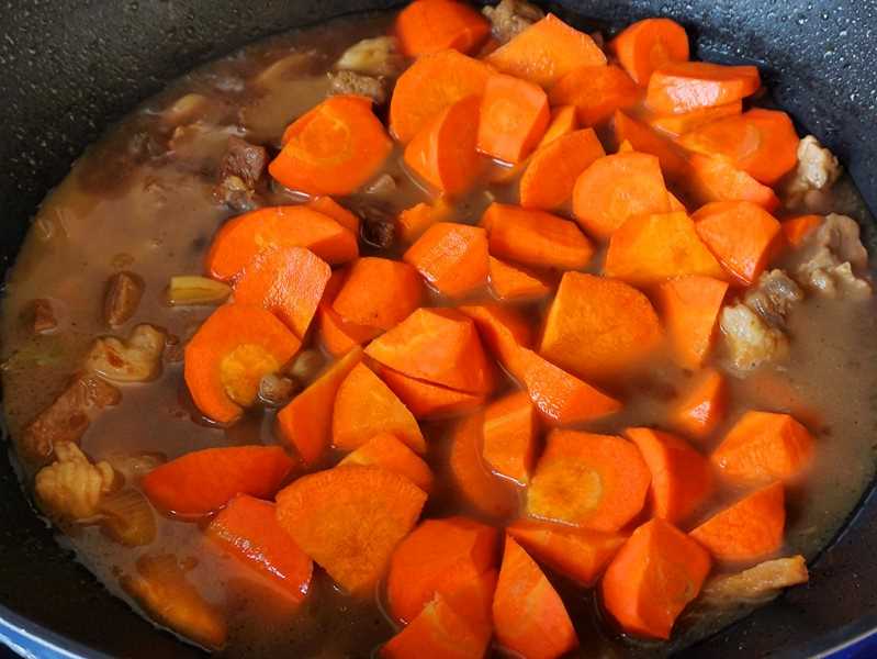 pour the carrot pieces and stew together