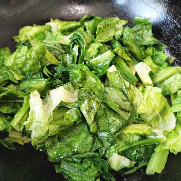 Pour in celtuce leaves and stir-fry quickly with maximum heat