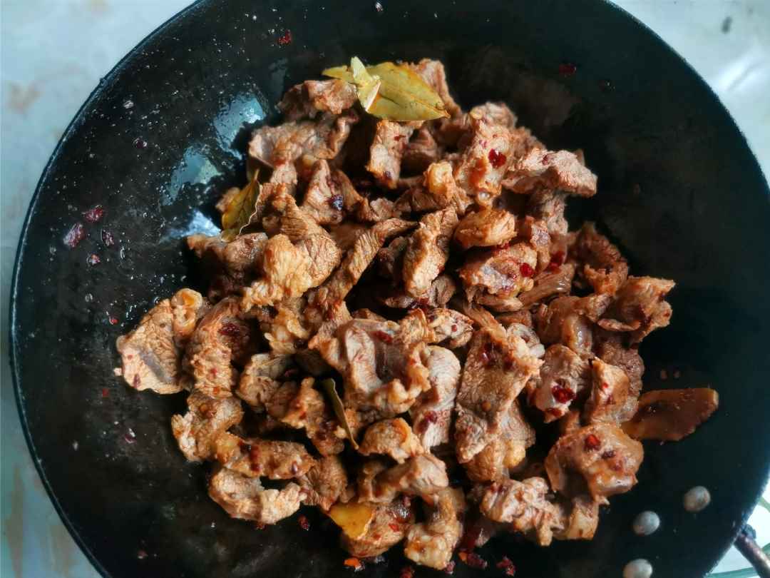 Stir-fry beef pieces evenly, pour cooking wine