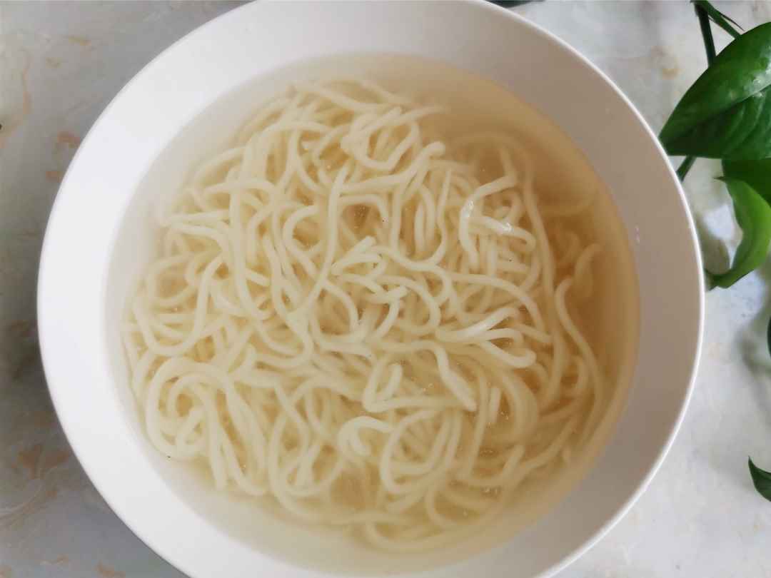 Put the cooked noodles in cold water