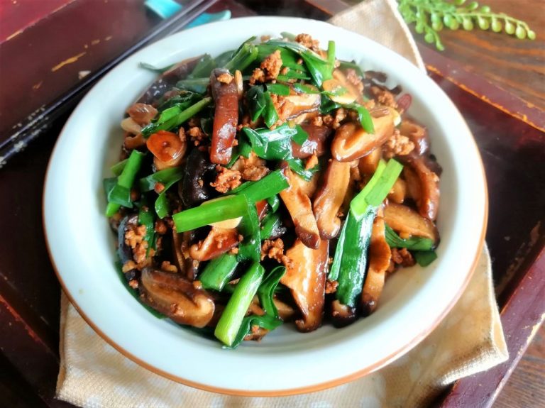 Chinese Chives with Minced Pork and Mushrooms Recipe