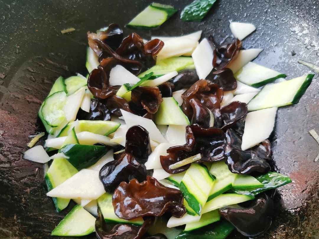 Cucumbers and black fungus Stir-Fry with Chinese yam 