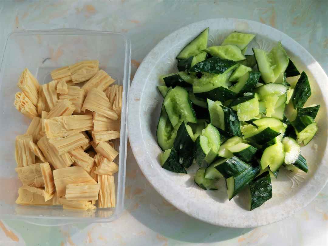 Cut yuba and cucumber