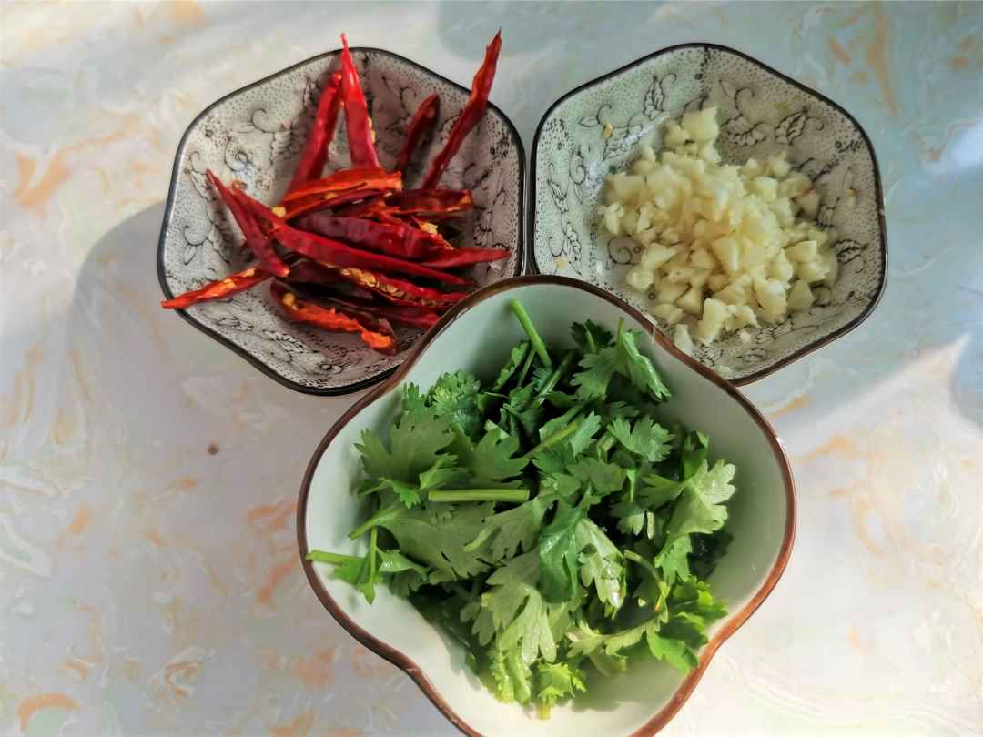 Chopped garlic, chili and coriander