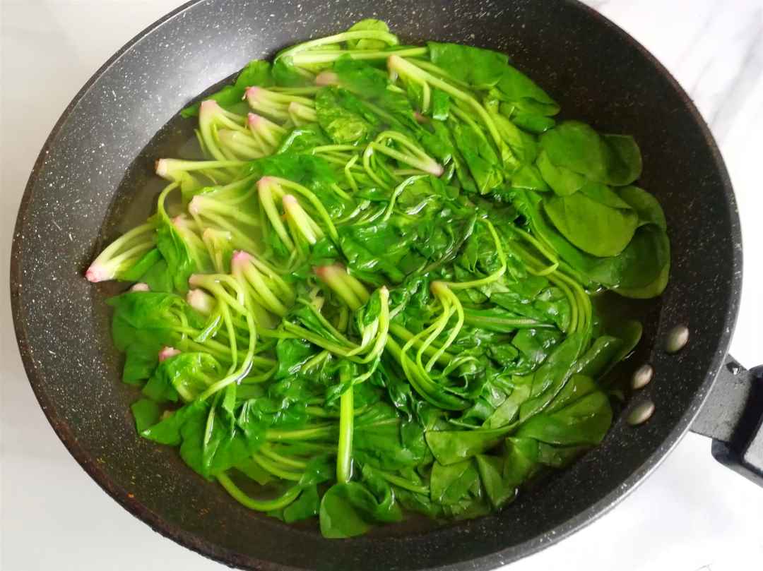 Blanch spinach for 1-2 minutes