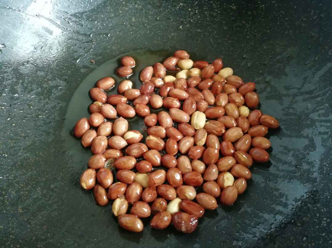 Fried peanuts with oil