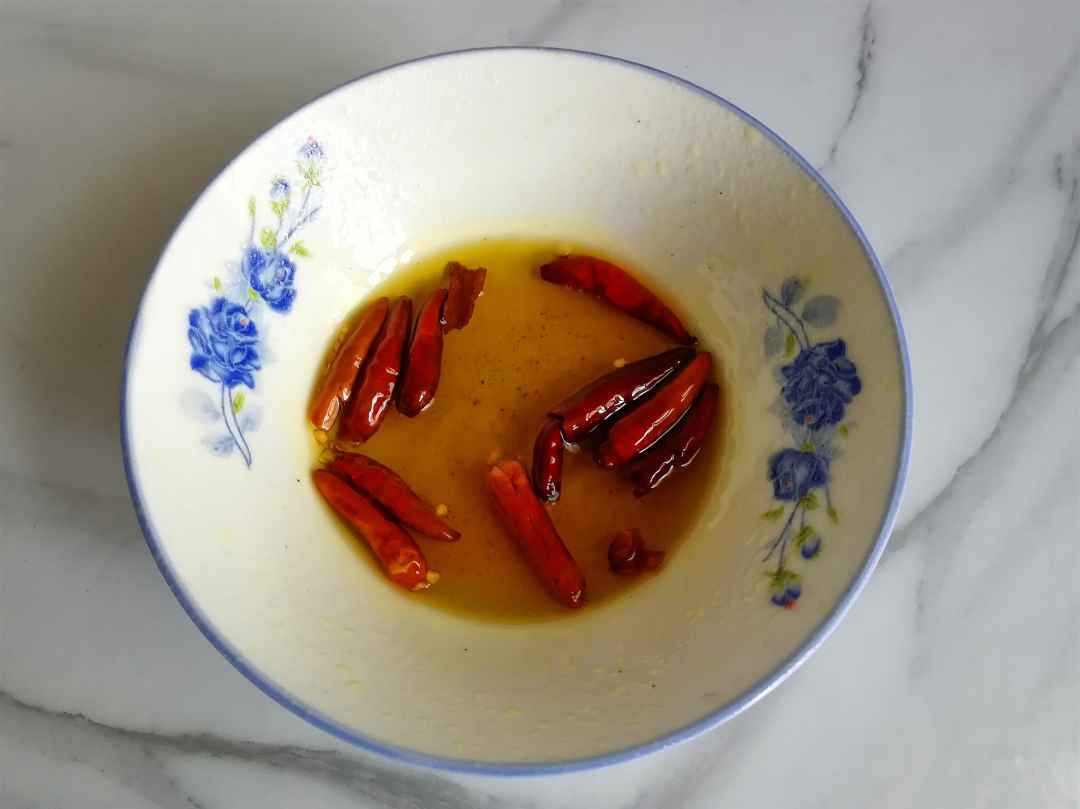 Drain the peppers with hot oil.