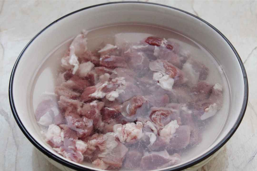 Soak the diced lamb in water for half an hour