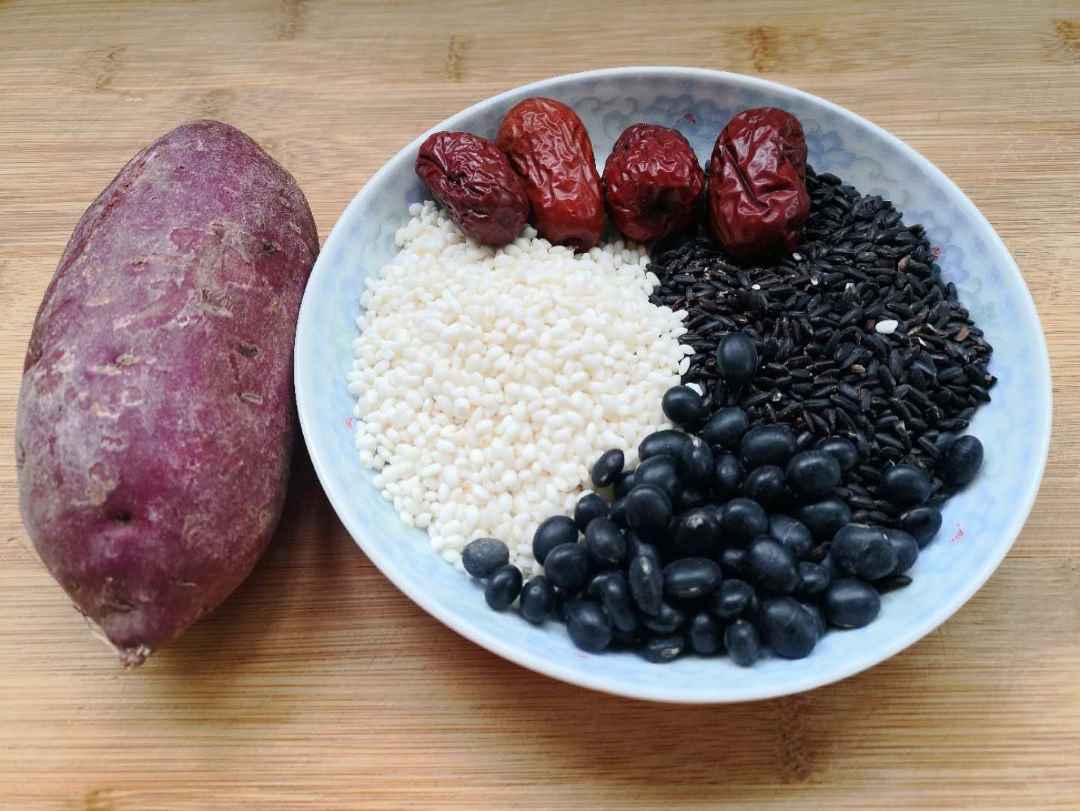 Wash black rice, glutinous rice and black beans. Peel and cut purple sweet potatoes