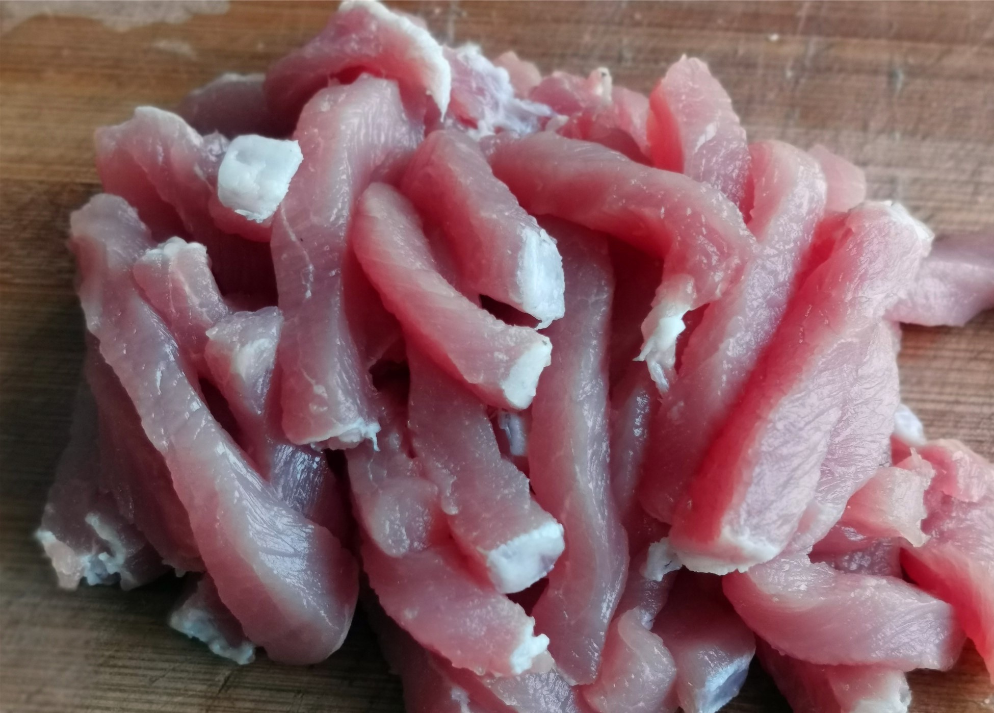 Cut the pork tenderloin into 1 cm thick slices first